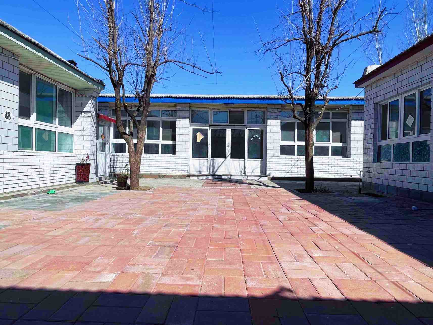 「小院」今天的院子，就如曾经的小院一般模样，红瓦白墙令人记忆深刻！